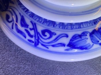 Een Chinese blauw-witte dekselbeker met floraal decor, Kangxi